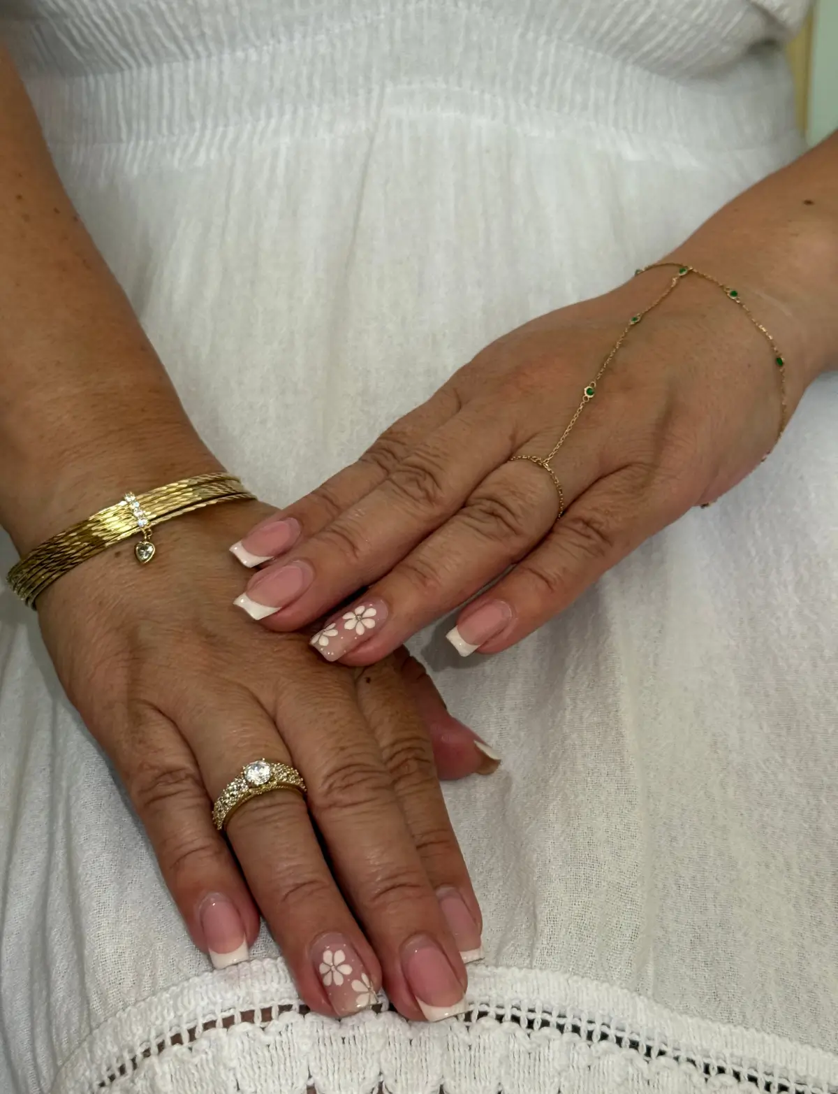 Modelo luciendo joyas en oro con esmeraldas