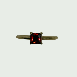 Anillo de Oro 14k con Piedra Roja Corte Princesa