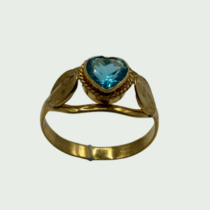Anillo en Oro de 10 Kilates con Piedra de Circonioen forma de corazon