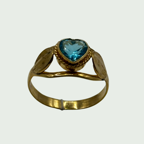 Anillo en Oro de 10 Kilates con Piedra de Circonioen forma de corazon