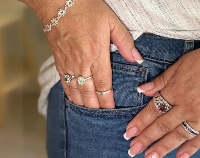 Modelo luciendo anillos de oro y esmeralda colombiana
