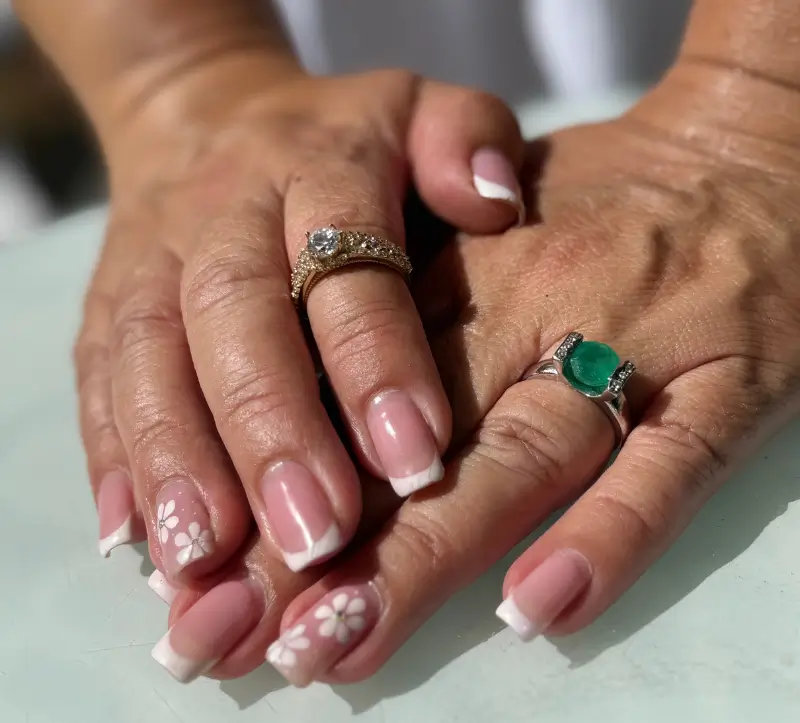 Modelo luciendo anillos en oro con esmeraldas y diamantes 
