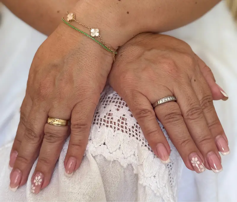 Modelo luciendo joyas en oro y esmeralda