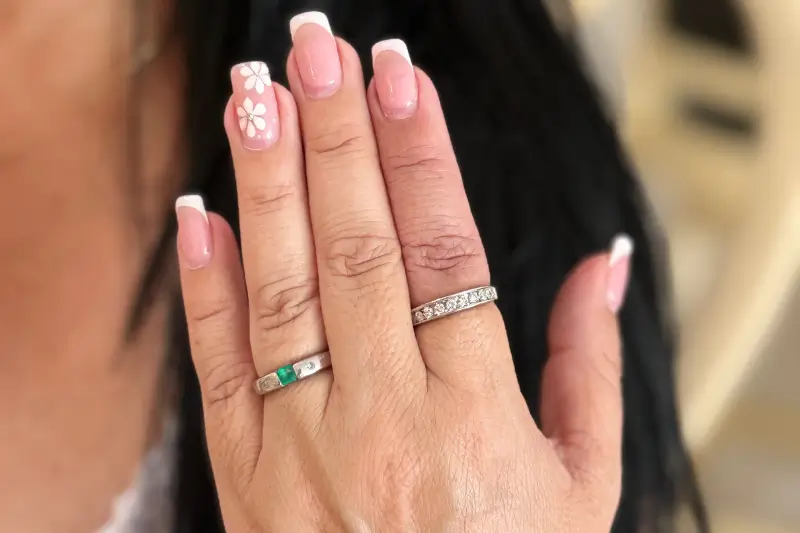 Modelo luciendo anillos de oro con esmeraldas colombiana